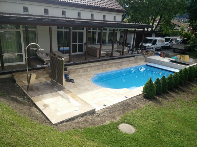 Terrasse und Poolumrandung in Travertin