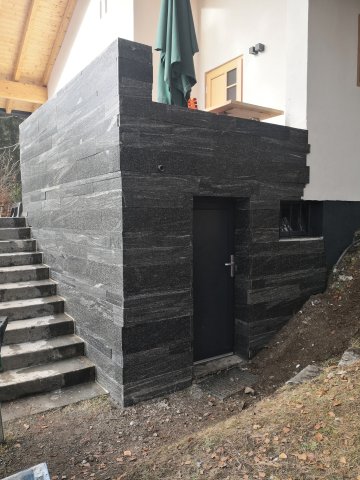 Stein im Kontext mit Holz und Natur